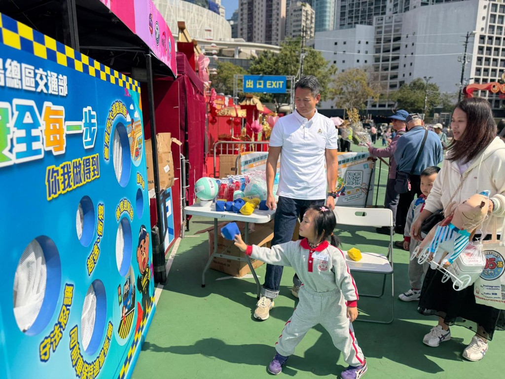 現場市民反應熱烈，玩遊戲後贏得精美紀念品，滿載而歸。