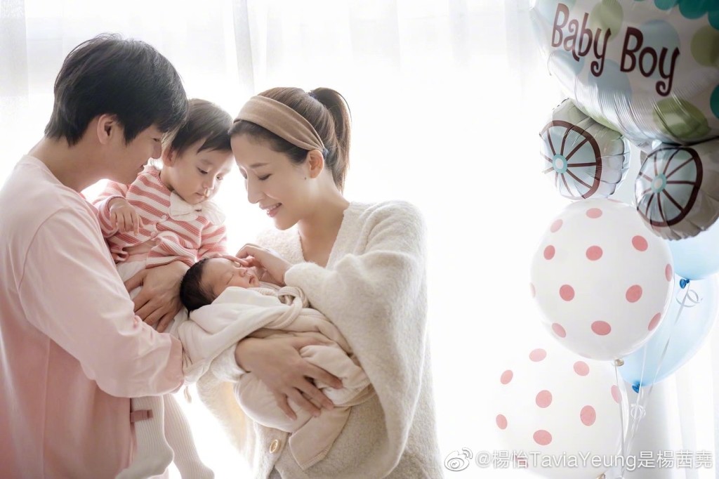 杨茜尧前年诞下二子。