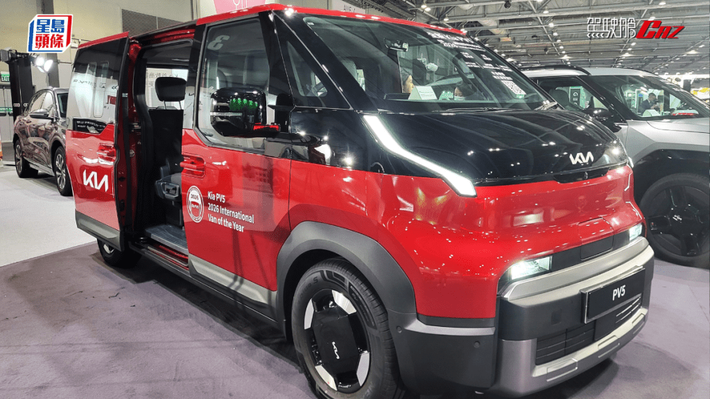 起亚香港代理引入全新KIA PV5电动车，包括5座私家车，以及5座/2座客货车版本，同配71.2kWh锂电及单马达前驱，WLTP续航力412km，车价29.98万元起。