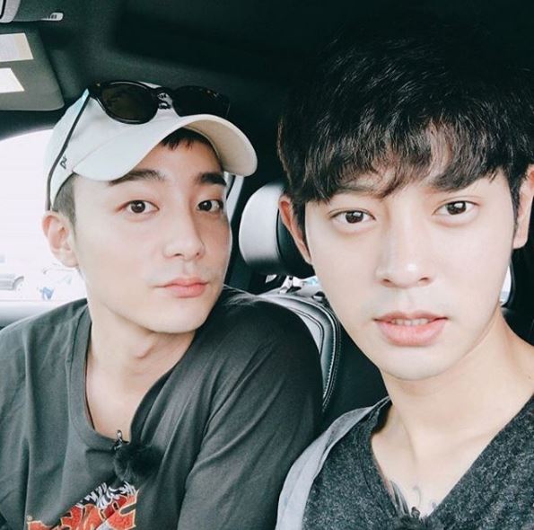Roy Kim（圖左）證實是聊天群組一員。網圖