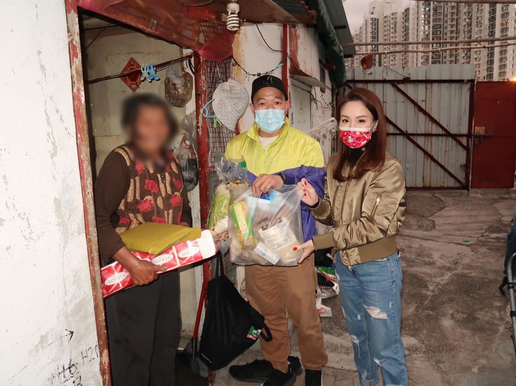 瑪姬早前隨義工隊到各區派發物資予基層市民。