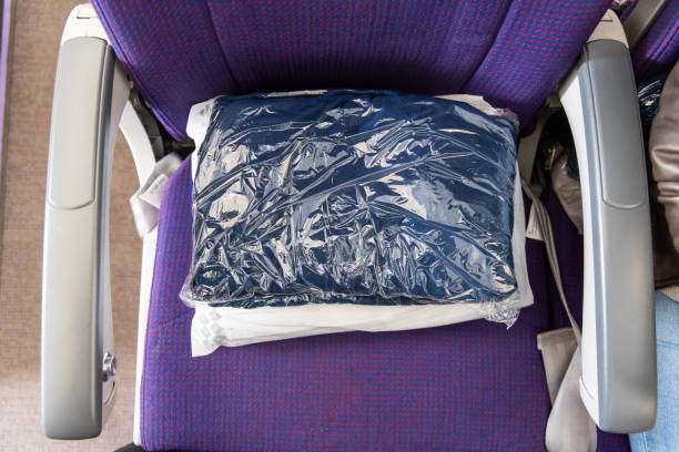 羅伯特建議，可使用毛毯的膠袋套，鋪在飛機座位下的地板上，墊住包包的底部。 