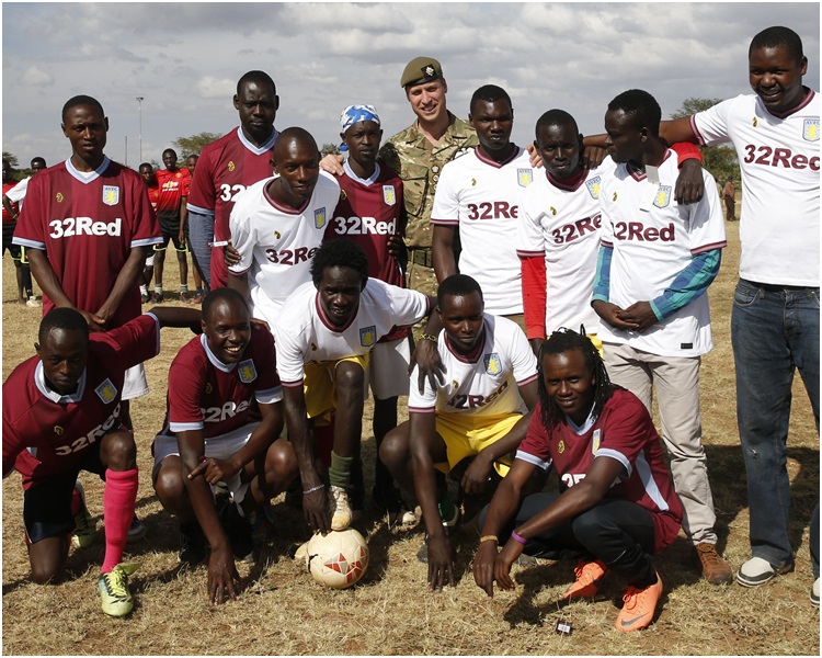 威廉王子换上一身军服到非洲。AP 