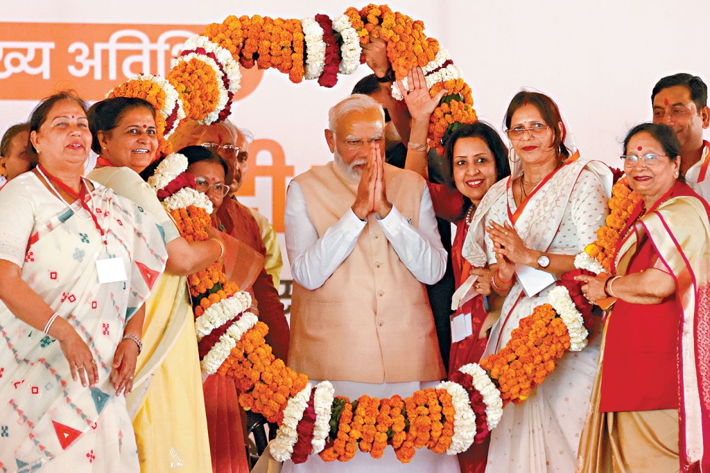 印度總理莫迪（中）上月在北方邦密拉特出席競選活動。