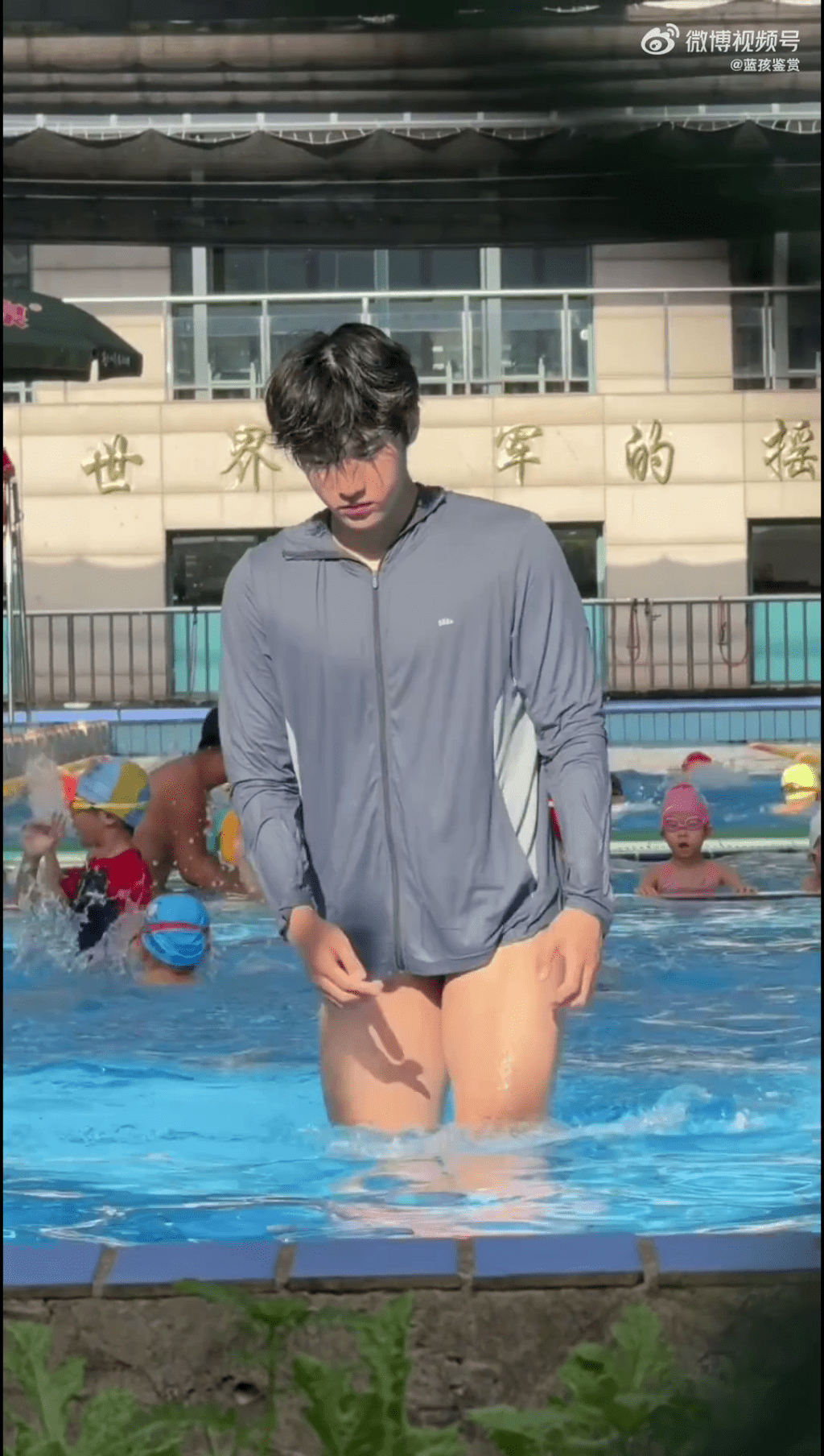 網上流傳,家長分享拍下游泳教練的影像。 網上流傳,家長分享拍下游泳教練的影像。