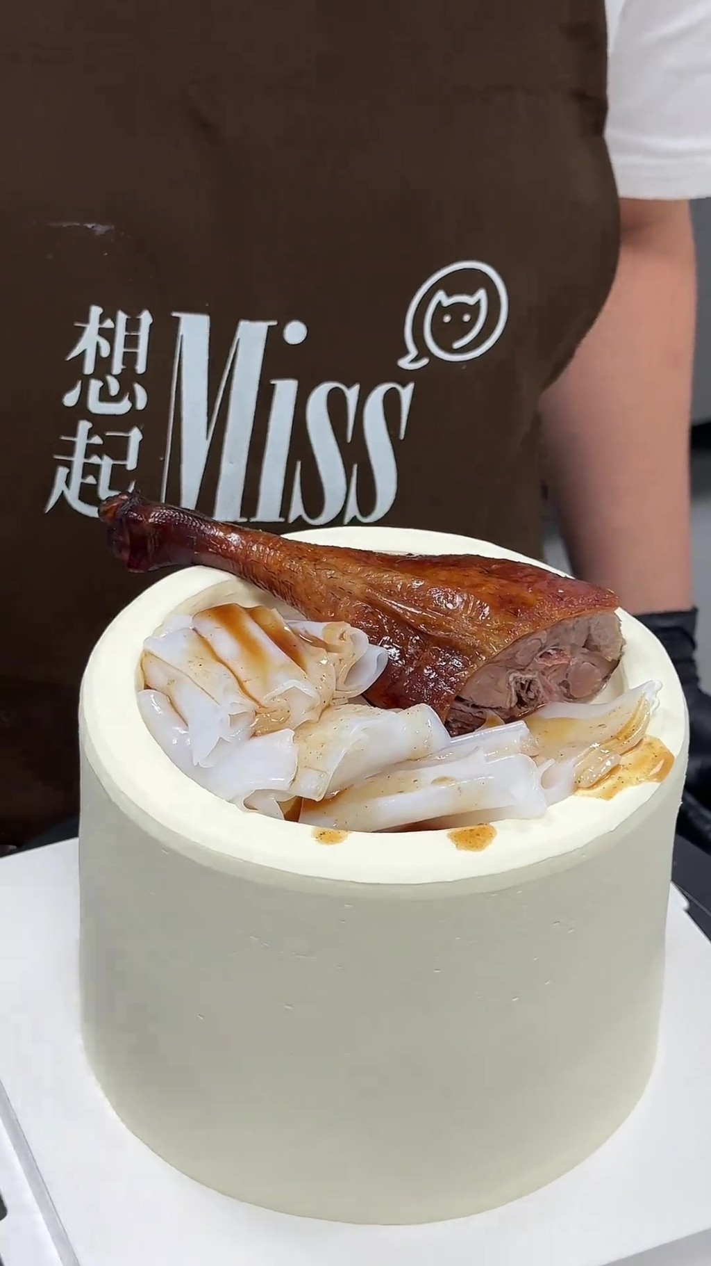 烧鹅陈村粉蛋糕制作影片。 抖音@想起miss