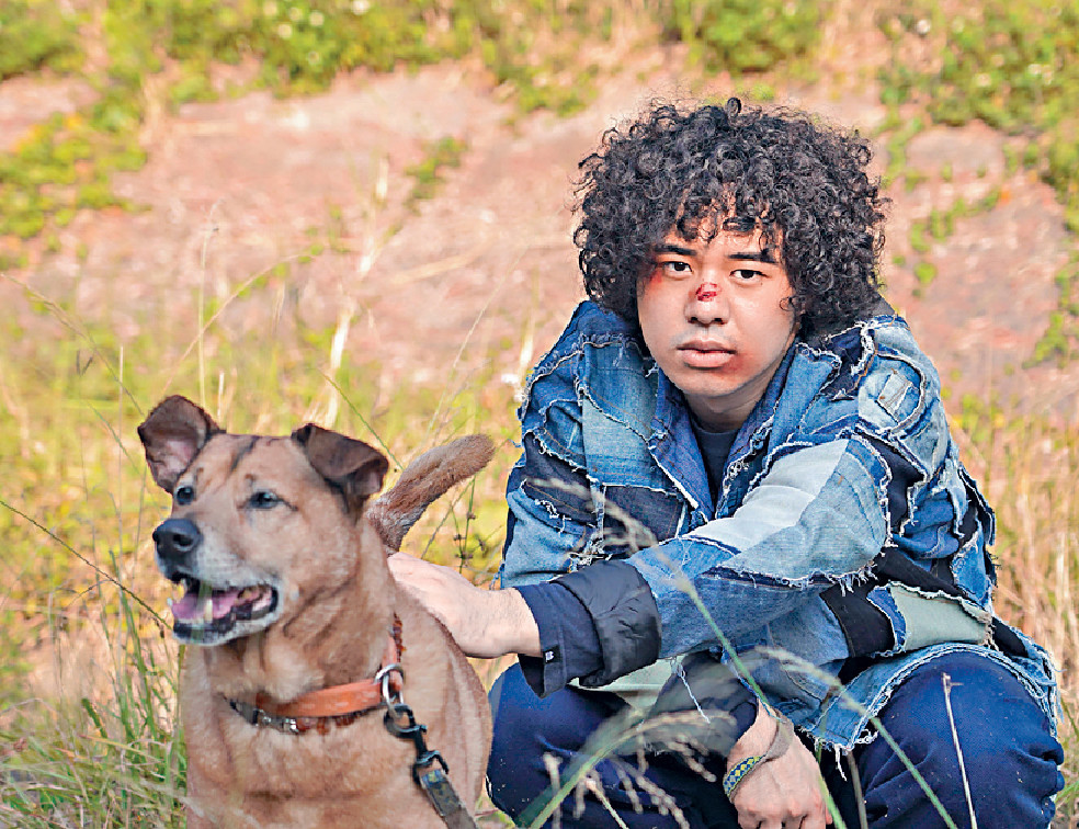 ■Mike拍《我不如》MV首度演戲，對手更是狗仔Coffee有一定難度，幸好Coffee好合作。