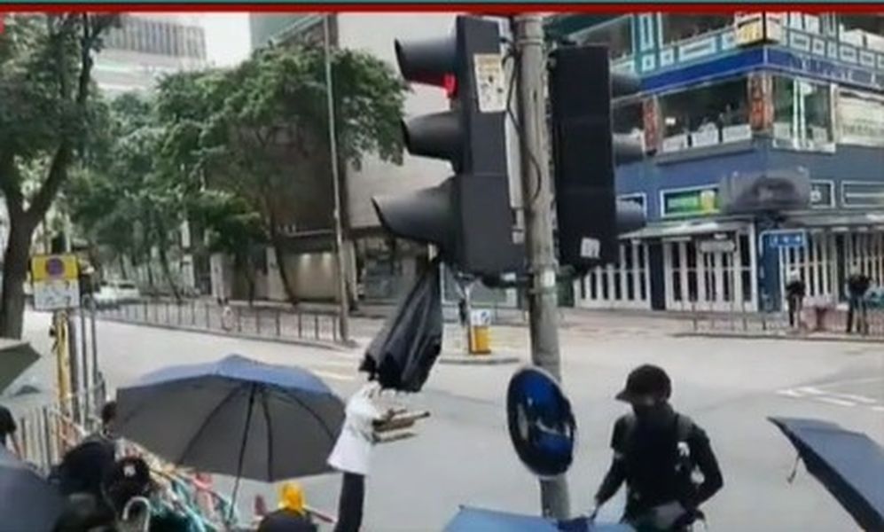 一批人在駱克道以雨傘破壞交通燈。有線新聞截圖