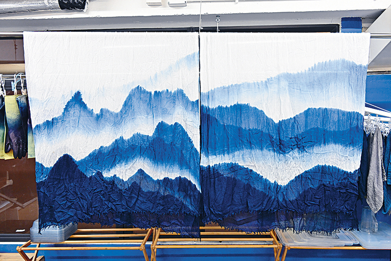 ●这幅山水蓝染是Eric的得意作品。