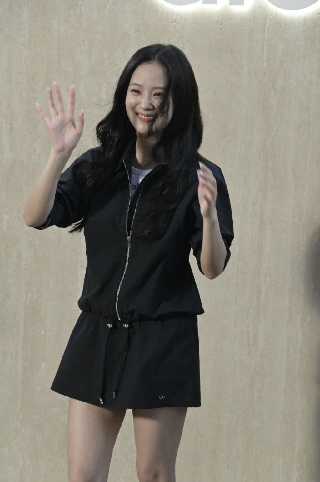 Jisoo遭怪風吹亂秀髮。