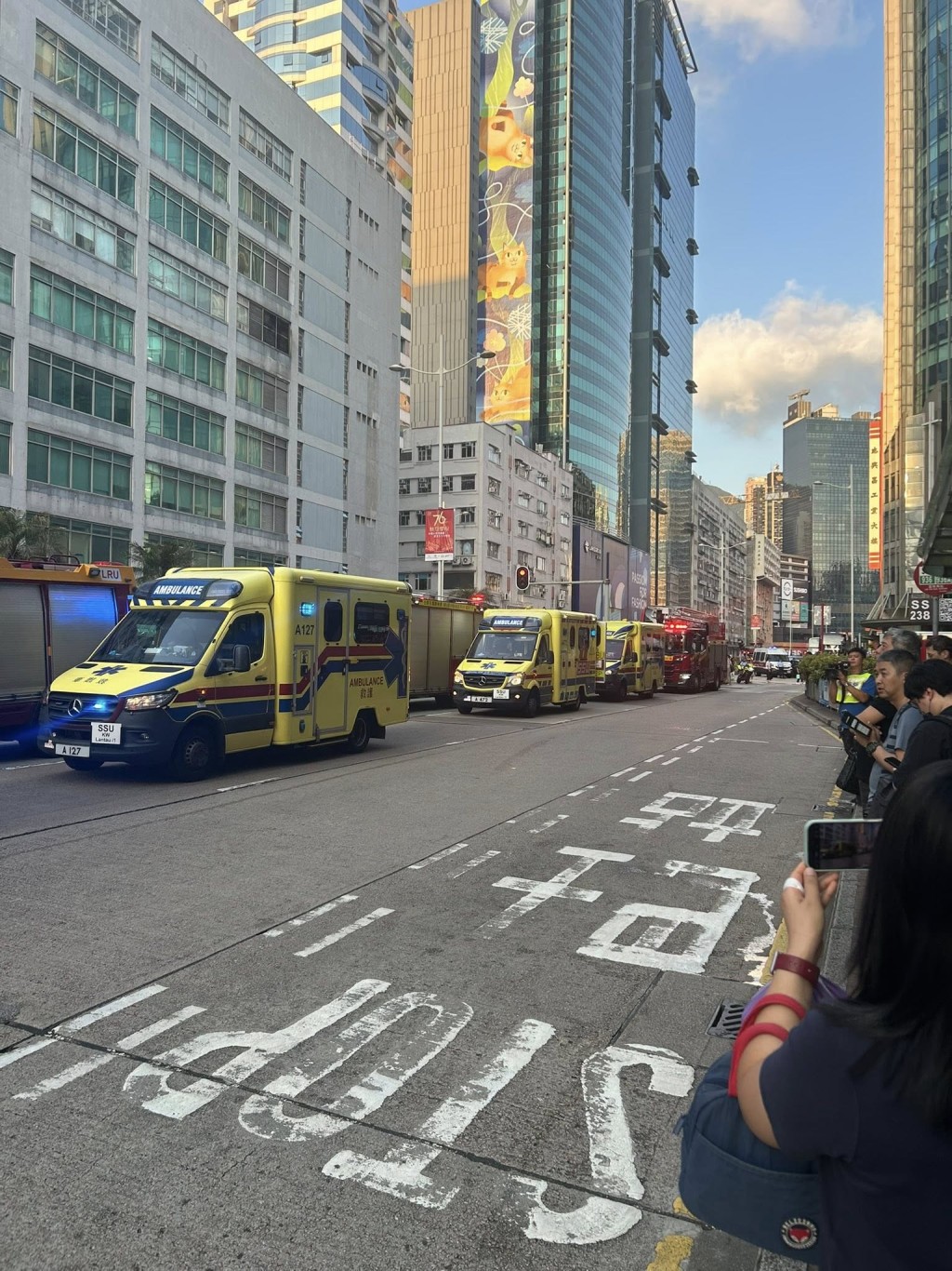 現場部份行車線仍封閉，交通繁忙。FB：車Cam L（香港群組）