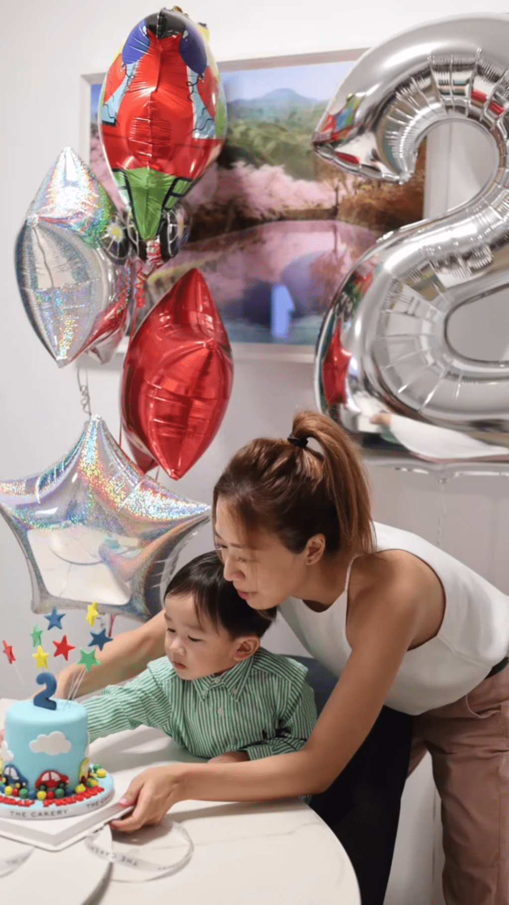 岑杏賢上月一家三口慶祝囝囝2歲生日。