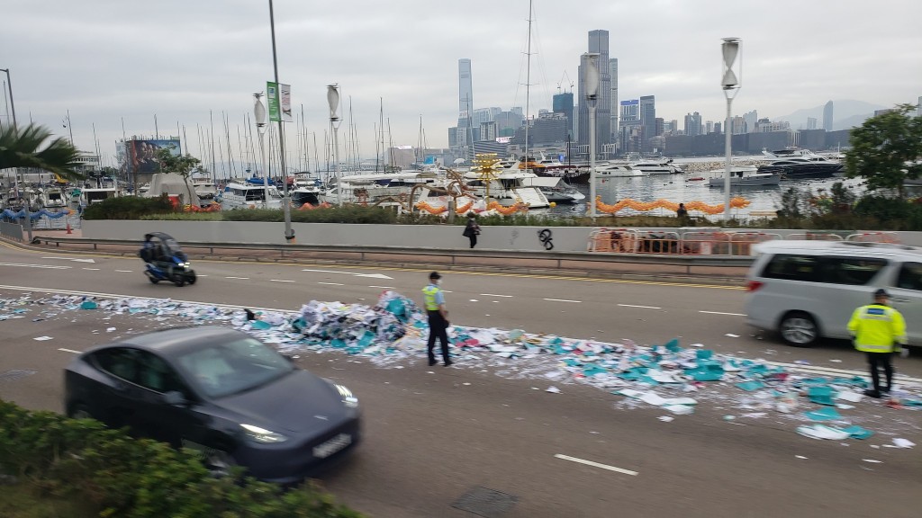 維園道收工時間忽現大量垃圾 道路受阻交通繁忙。馬路的事 (即時交通資訊台)FB