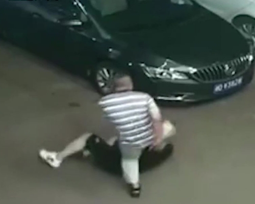 警察張鵬怒打賀國偉。（網圖）