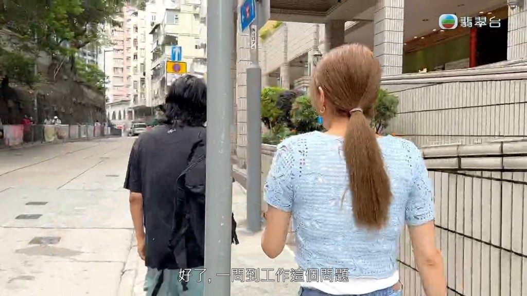 梁敏巧問到惡霸住客有關工作時,惹惱對方。 梁敏巧問到惡霸住客有關工作時,惹惱對方。