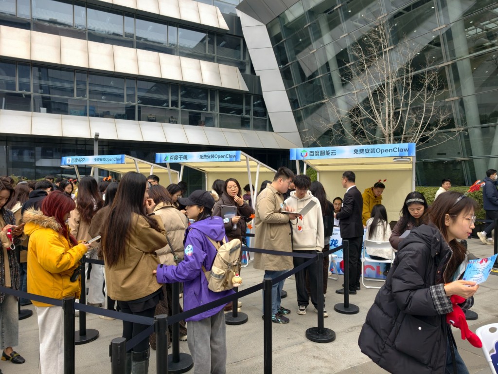 百度AIDay龍蝦市集人氣火爆，前來諮詢、體驗的民眾排成長龍。楊浚源摄