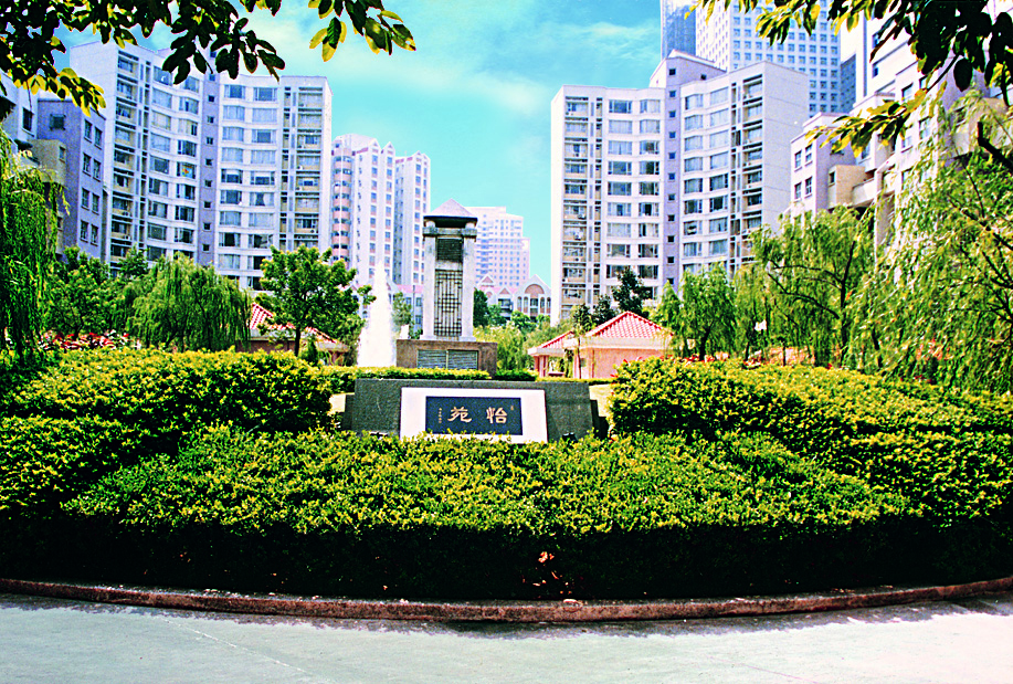 長江實業於1994年在廣州推出首個住宅項目「怡苑」，其後多個項目於大灣區相繼落成，包括東莞海逸豪庭、珠海海怡灣畔、深圳世紀匯、廣州御湖名邸、佛山漣岸、中山瀧珀，以及惠州瀧珀等。