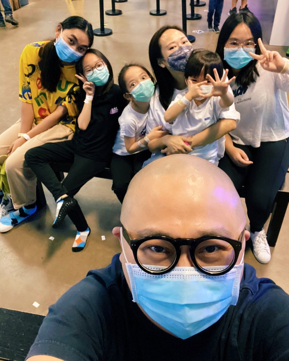 前一位印尼姐姐（左）要返鄉下結婚時，一家人為對方farewell。