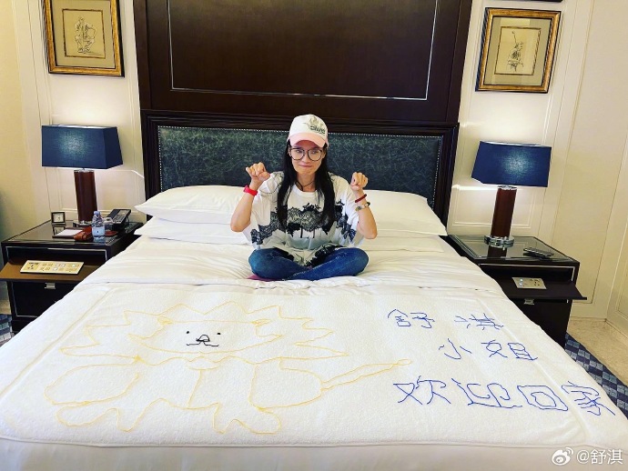 酒店在大床上写上「舒淇小姐，欢迎回家」。