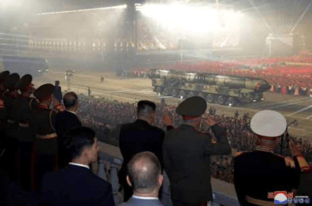 今年7月27日慶祝韓戰《停戰協定》簽署紀念日，北韓同樣舉行了夜間閱兵儀式，當時還展示二新式洲際彈道導彈。路透社