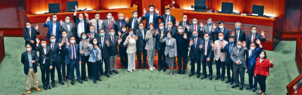 立法會延任的一年結束，議員昨日在議事廳大合照。