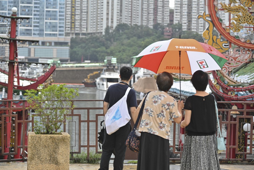 珍宝海鲜舫移离香港水域大批市民到香港仔送别。