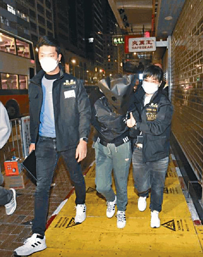 ■蔡天凤前家翁邝球的姓伍情妇被捕，遭黑布蒙头押返住所搜查。