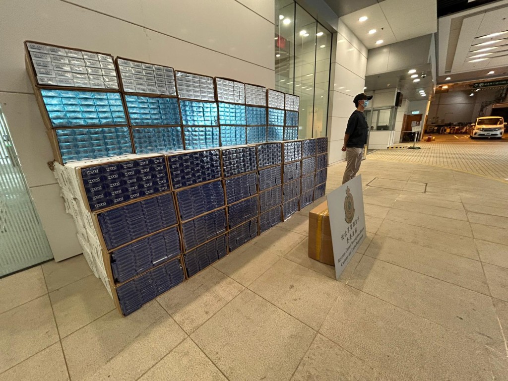 海關於洪水橋的鐵皮場內檢獲約468萬支懷疑未完稅香煙,估計市值約2117萬元。曾志恒攝 海關於洪水橋的鐵皮場內檢獲約468萬支懷疑未完稅香煙,估計市值約2117萬元。曾志恒攝
