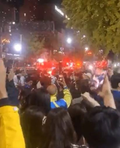 有人拍摄到救护员正与死神搏斗抢救生命的一刻，竟有大批民众在另一边街道随着强劲音乐节奏下载歌载舞。