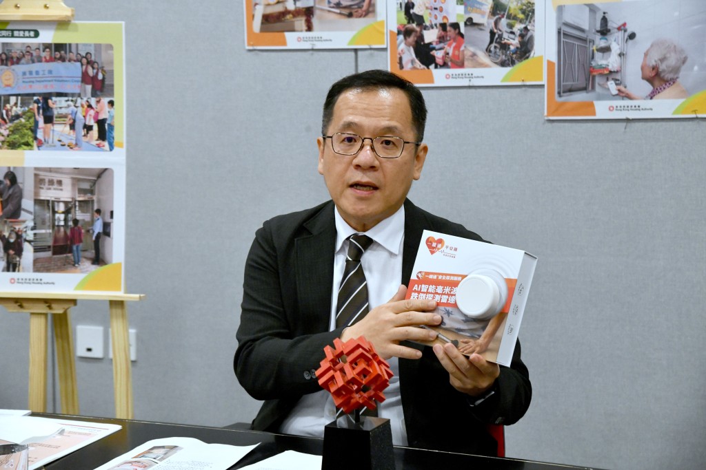 康榮傑表示，房署亦與長者安居協會合作，推出「一線通智能意外偵測系統及服務」，替約200戶獨居或「雙老」長者戶，在室內安裝跌倒偵測器。