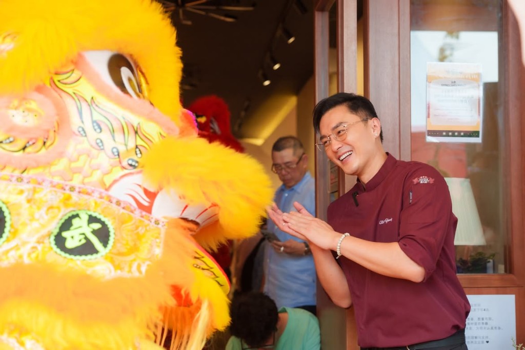 楊明非常興奮。 楊明非常興奮。