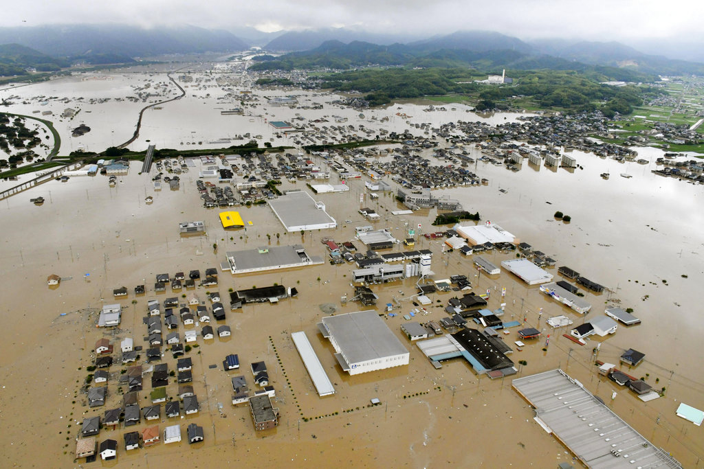日本倉敷市洪水淹沒房屋。AP圖片