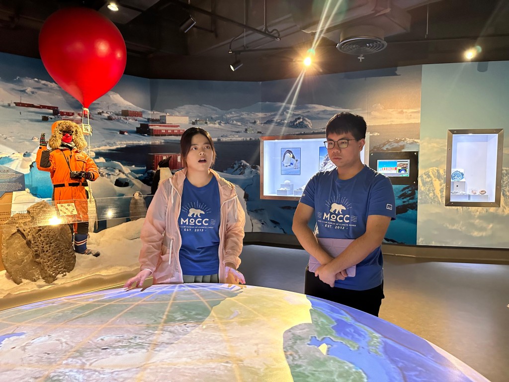 中大地理与资源管理学四年级生陈家齐及地球系统科学五年级生郑嘉汶，担任中大赛马会气候变化博物馆的学生大使约4年。