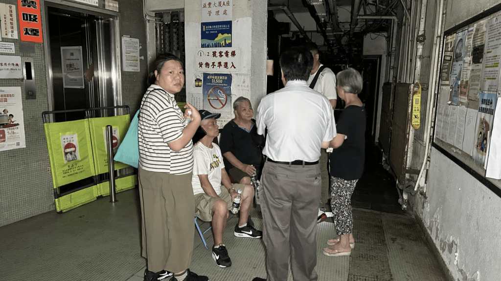 部分未能離開居民在大廈內摸黑活動。蔡楚輝攝 部分未能離開居民在大廈內摸黑活動。蔡楚輝攝