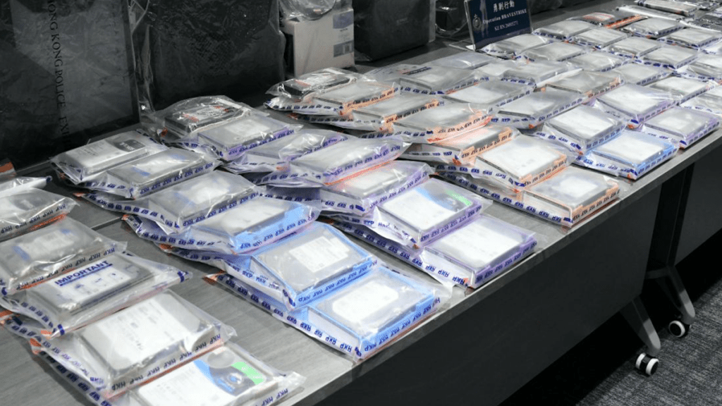 行动中，警方共检获超过120段偷拍影像及超过7,200张非本地儿童的色情相片。