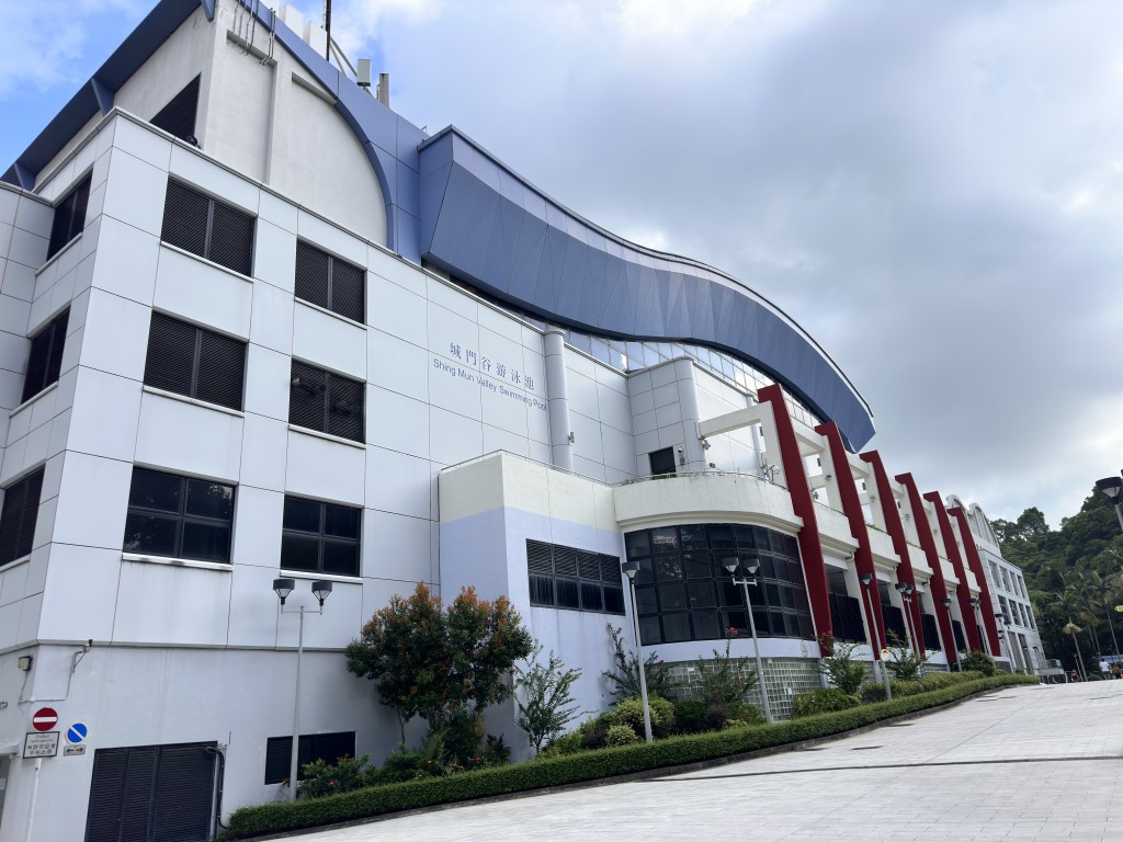 各公眾游泳池場館在平均每天入場人數及每名泳客的康文署單位成本方面存在顯著差異。 各公眾游泳池場館在平均每天入場人數及每名泳客的康文署單位成本方面存在顯著差異。