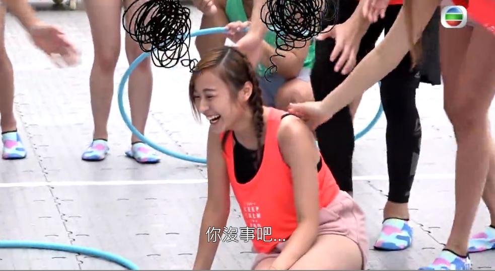 黃美棋玩跳呼拉圈時發生驚人意外。
