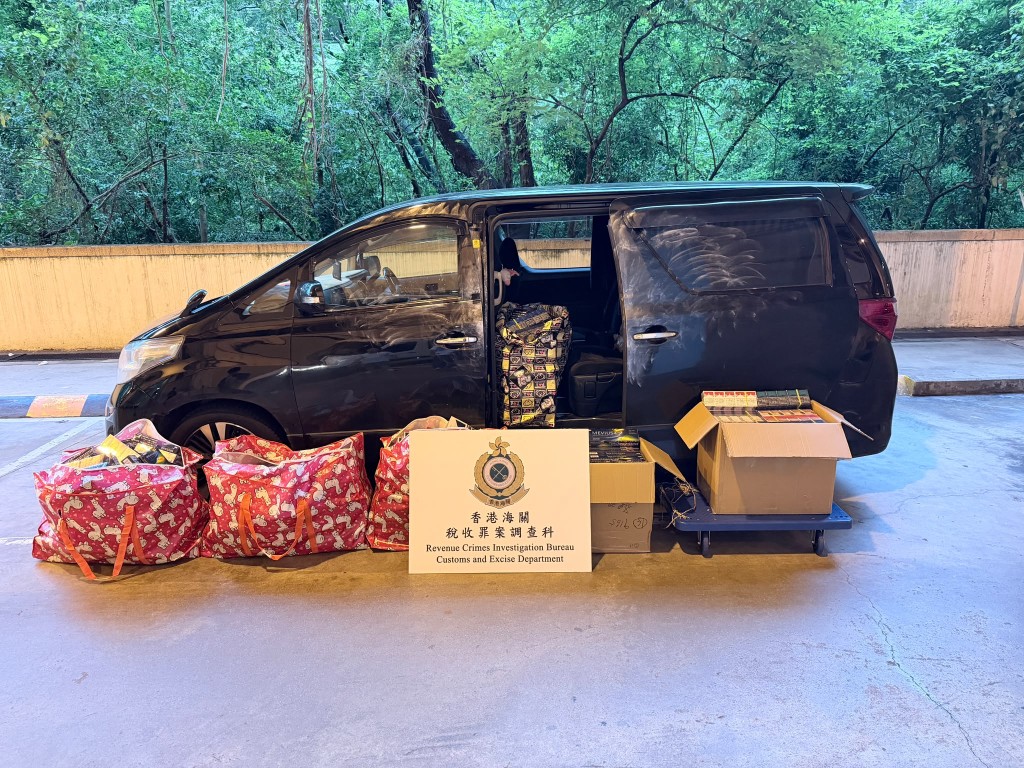 海關進行反私煙巡查時發現一名男子將多個大型尼龍袋搬上一輛私家車。 海關進行反私煙巡查時發現一名男子將多個大型尼龍袋搬上一輛私家車。