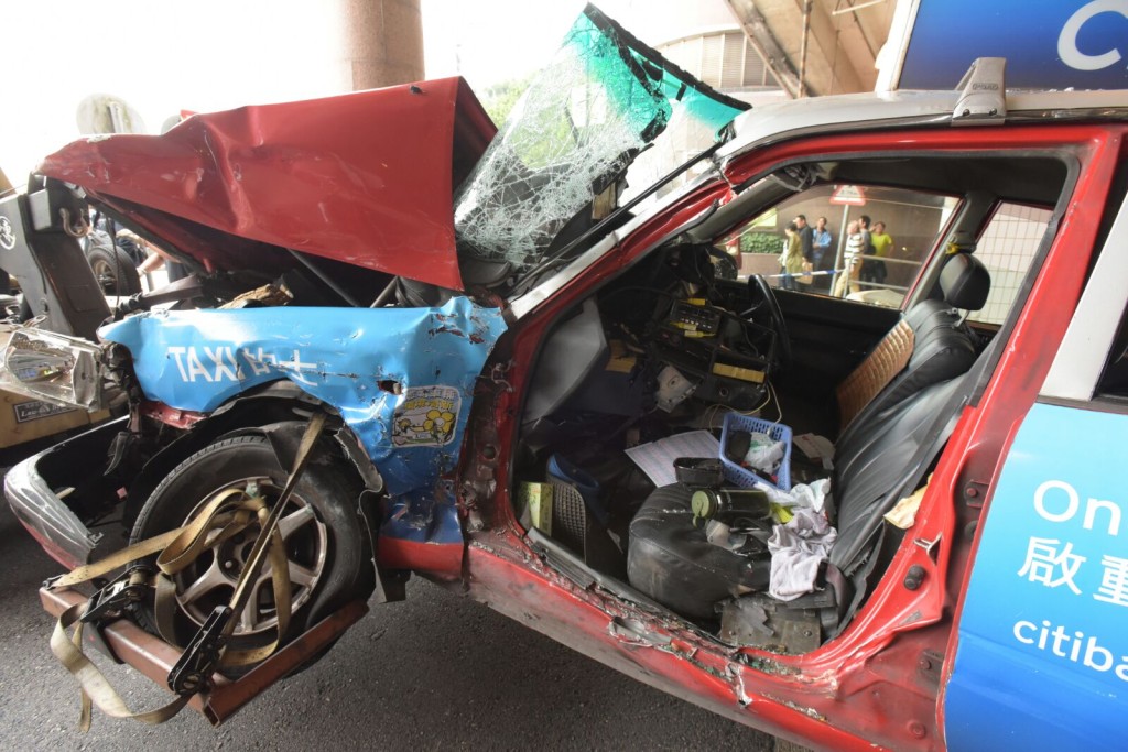 的士車身嚴重扭曲損毀,擋風玻璃整塊甩脫。黃文威攝