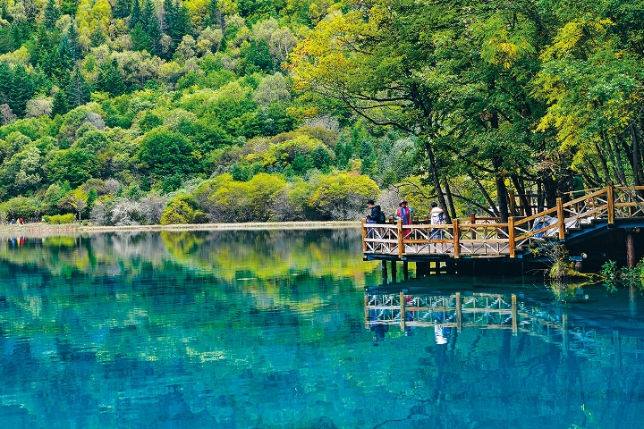 秋日的九寨溝，吸引不少遊人特意前來賞景。