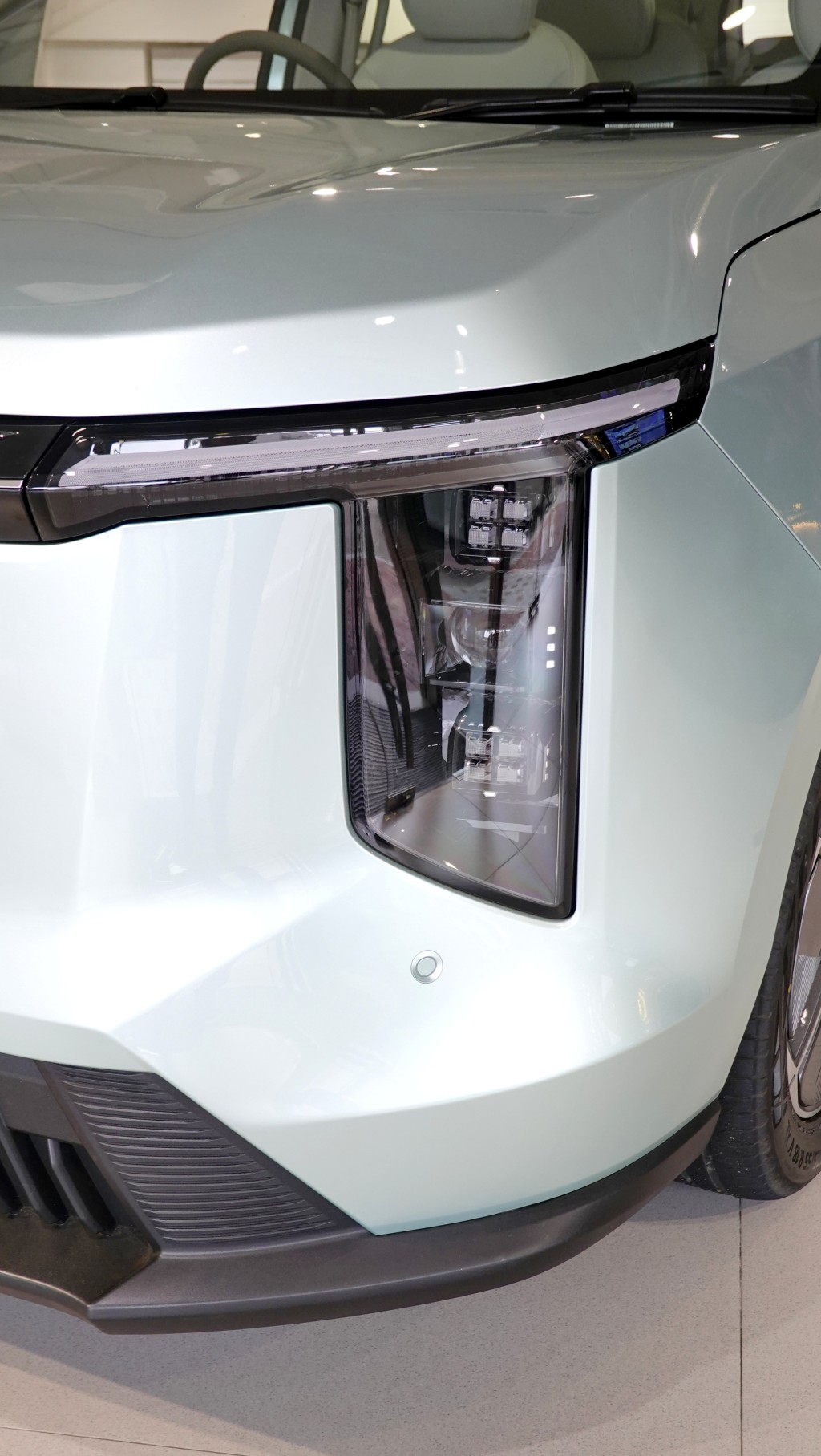 上汽大通Maxus Mifa 7採用橫向日行燈及直立式LED大燈組合。