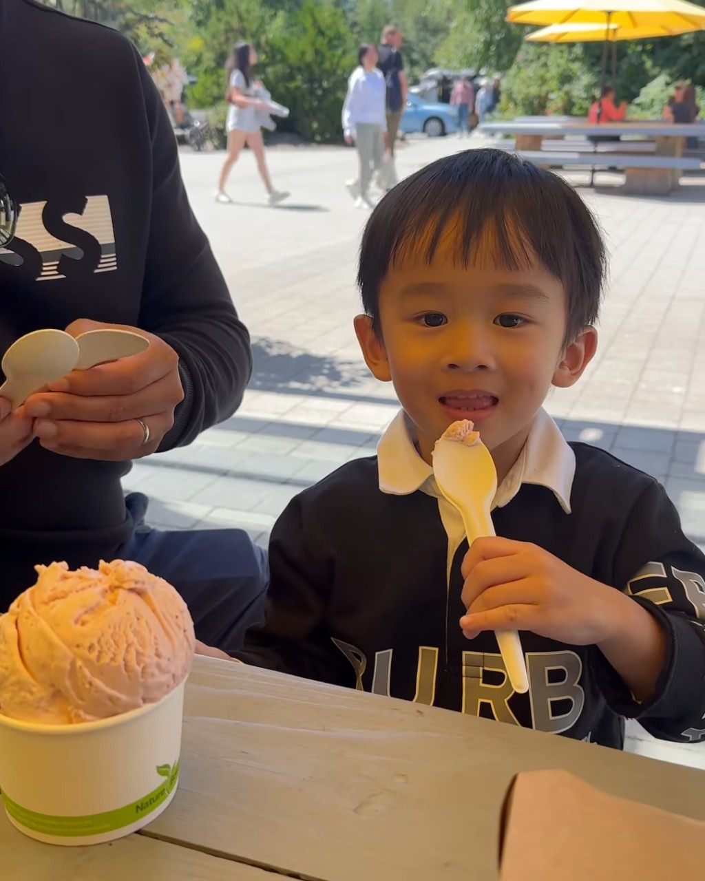 有几张照片是囝囝在食雪糕，眼大大又「lam lam脷」，手舞足蹈，非常可爱活泼！