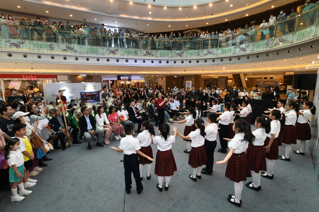 香港中文大學（深圳）附屬學校合唱團演唱古詩歌曲。