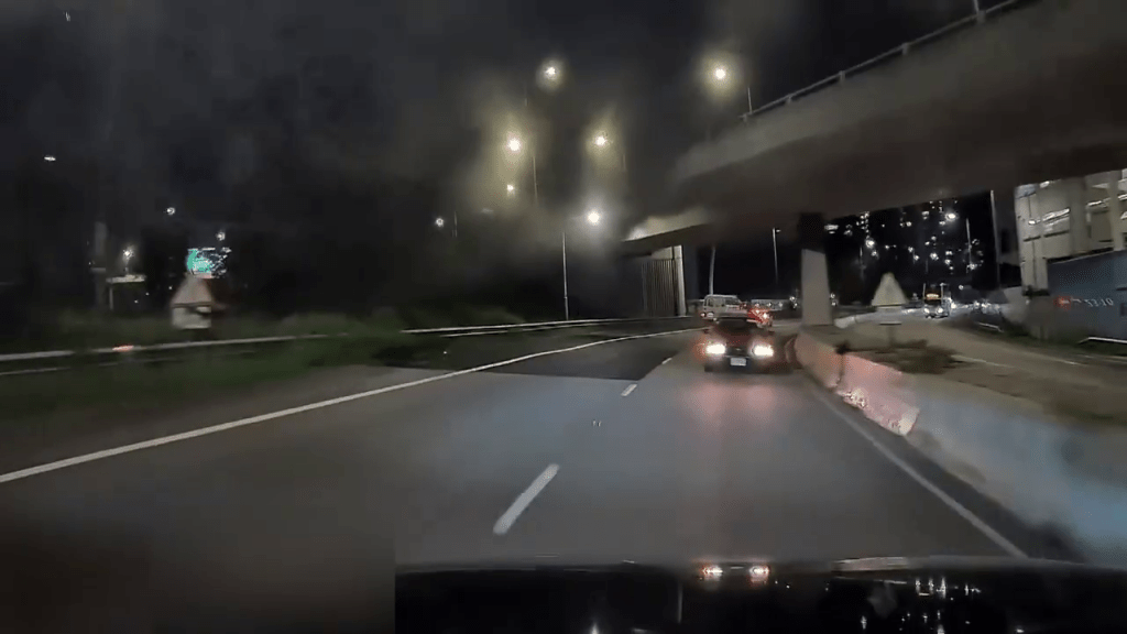 有車輛驚險躲避逆線的士。YouTube:車CAM特警 有車輛驚險躲避逆線的士。YouTube:車CAM特警