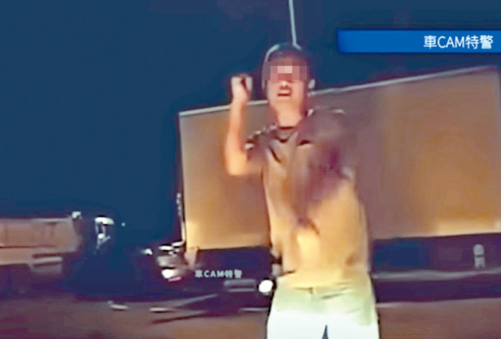 惡漢擋在車頭,持刀威脅姓關男子下車。