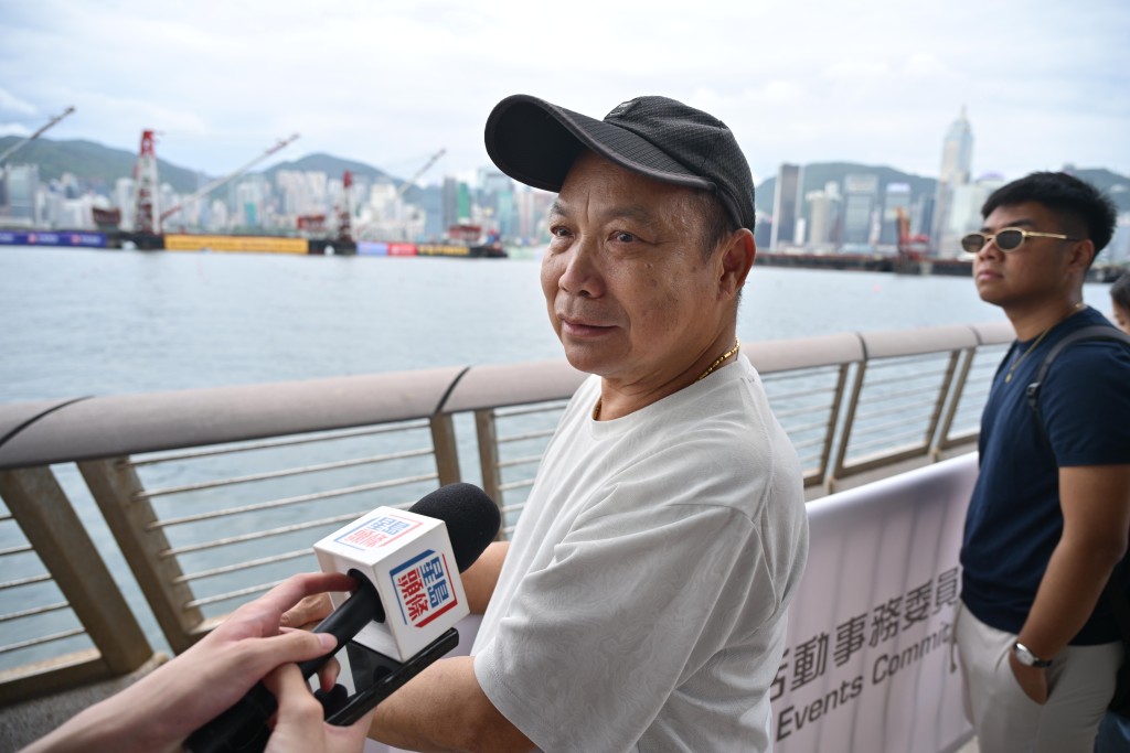 黃先生透過新聞得知今日舉行龍舟賽，遂特意到場觀看。