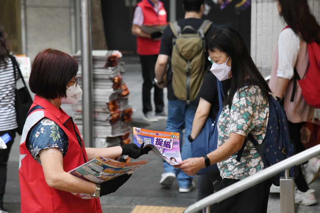 市民踴躍取閱附送《提紙》的免費報紙。何健勇攝