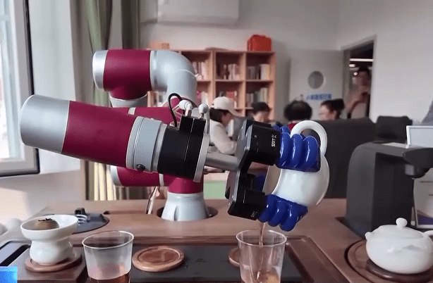 老人中心应用机械人冲制饮品。