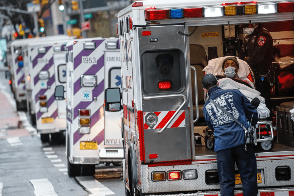 新冠疫情紐約州死亡人數為8萬485人，其中約一半在紐約市。AP