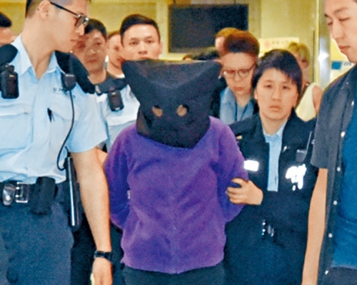 女被告(右)被警方拘捕。